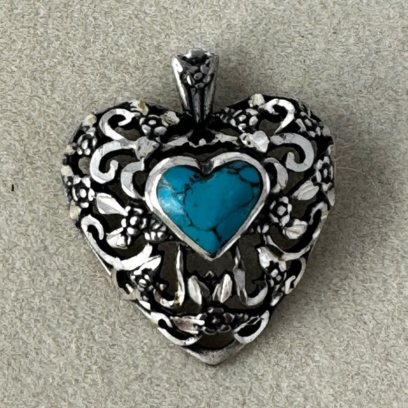 Unbranded Jewelry - Vintage Sterling Silver southwestern Turquoise Heart Etched Floral Pendant
